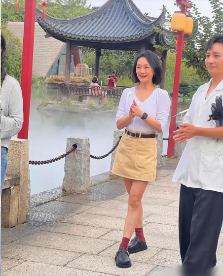 万万没有想到，女神现实中居然那么矮，白瞎我看了十几年电视，现在才知道。