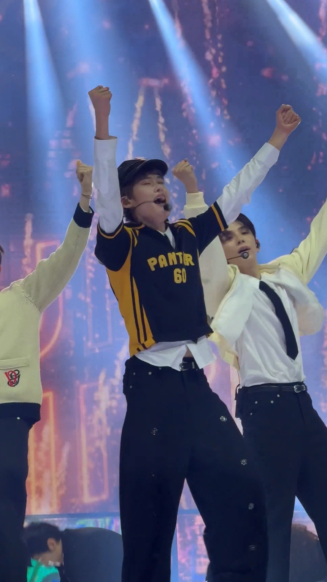 直拍看到这个感觉很诱人，腰部曲线美醉了😵💫