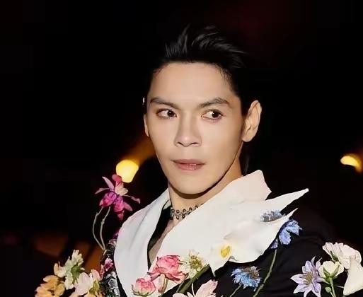 向佐道歉！对不起100遍！微短剧盛典突发惊险一幕：向佐即兴秀功夫，一记高踢腿直