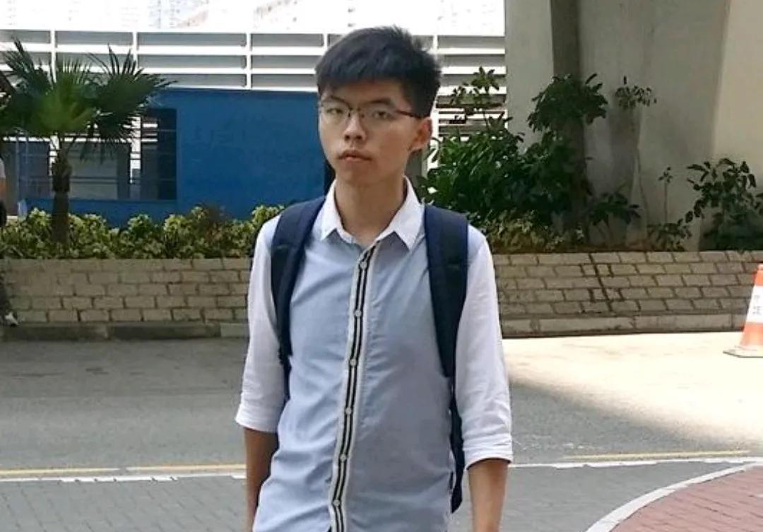 被判囚56个月的黄之锋在狱中再次被捕，以串谋勾结外部势力等罪名被检方起诉，等待他