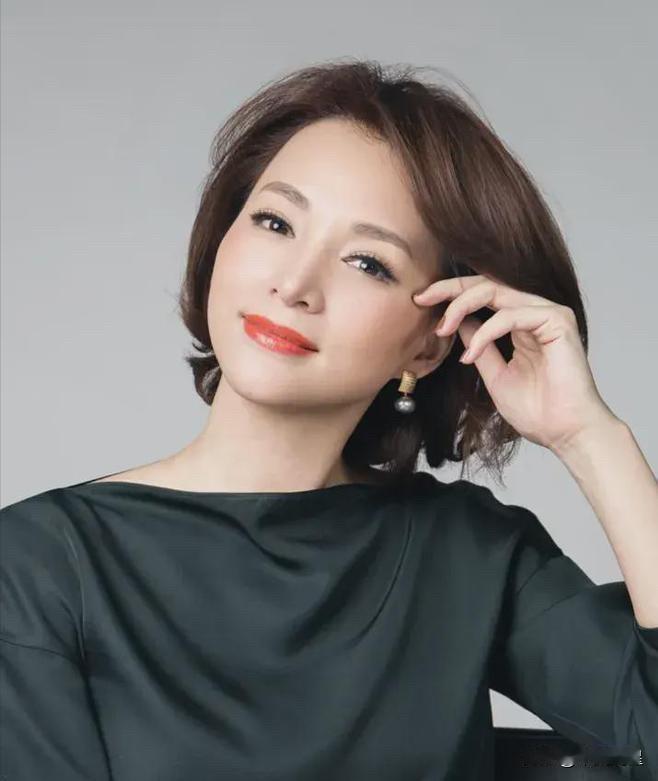 2013年，40岁的董卿执意嫁给35岁的百亿富豪密春雷，董母劝阻她：“他