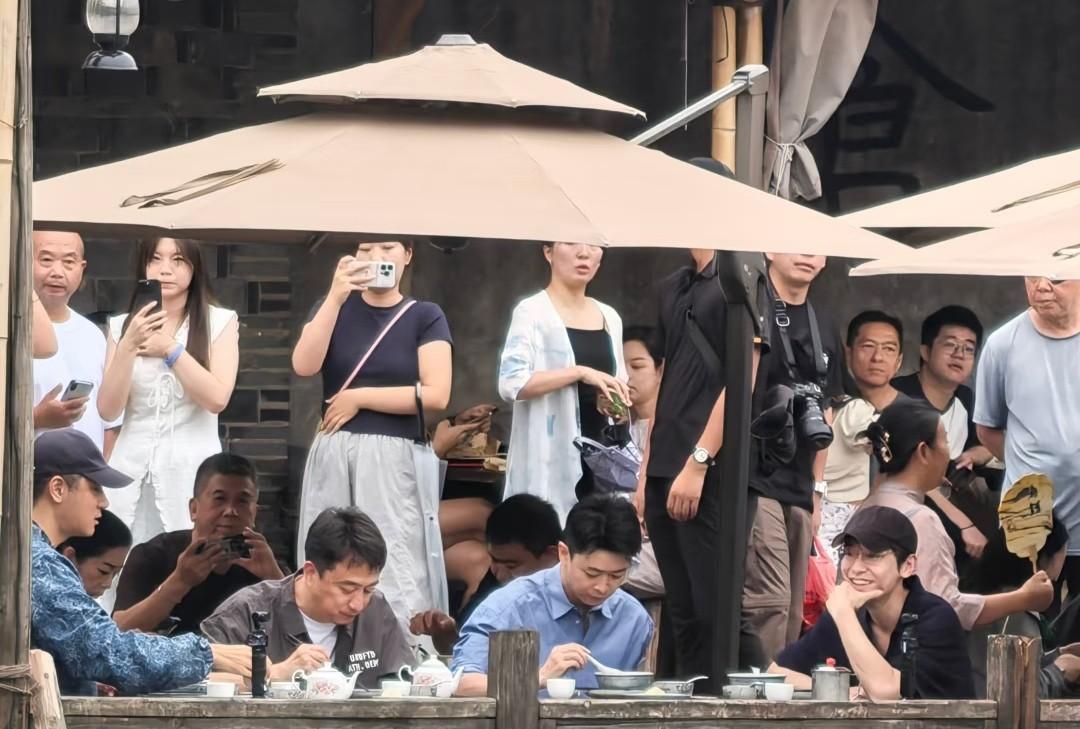 任重、黄磊、彭昱畅在乌镇吃饭被偶遇。后面站了一些游客，这是《向往的生活》。今年