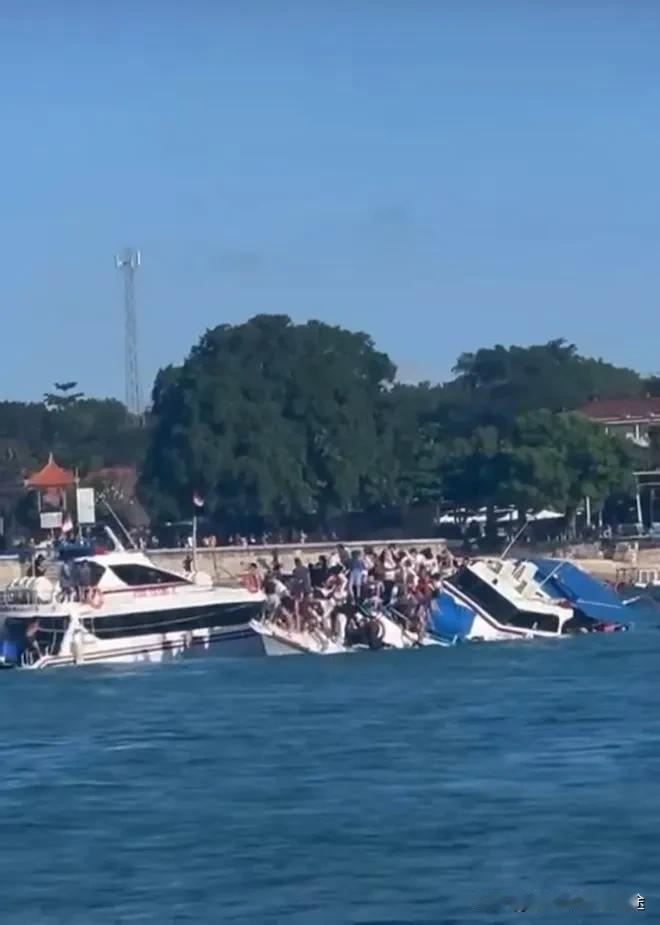 惊魂3小时！巴厘岛快艇倾覆致2名同胞遇难，岸边为何成“死亡陷阱”？2025