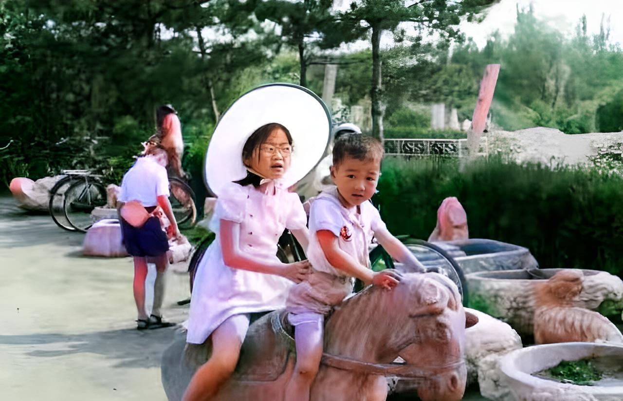 这是1980年的夏天，姐弟俩骑在圆明园的一匹石马背上。这匹石马很招孩子们喜欢。当