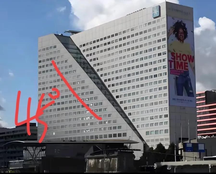 当年成龙拍《我是谁》的时候，有人说当年鹿特丹大厦的倾斜角度仅仅只有45度，跟小朋