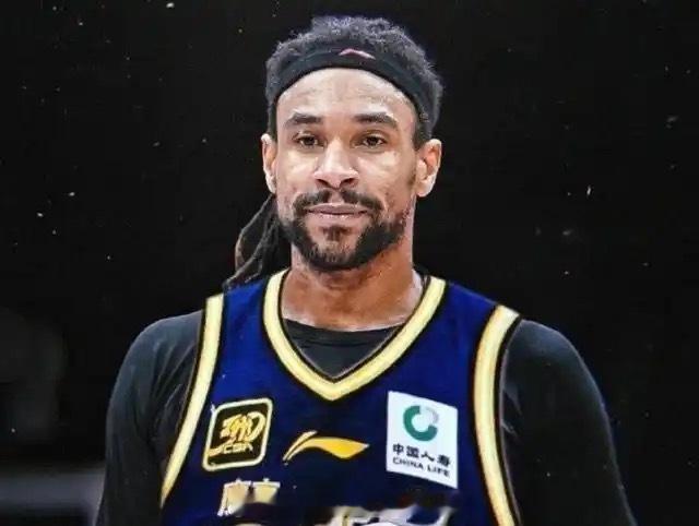 直接弃用？杜锋指导在上半场没有让前CBA最佳外援萨琳杰出场，这是本赛季首次