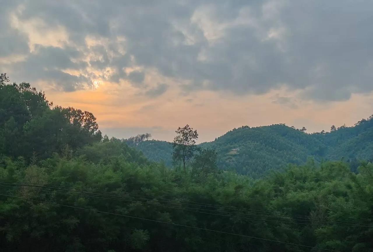 当今社会，普通人的出路在哪里？第一、要降低个人负债。房贷和车贷有钱就先还了，以