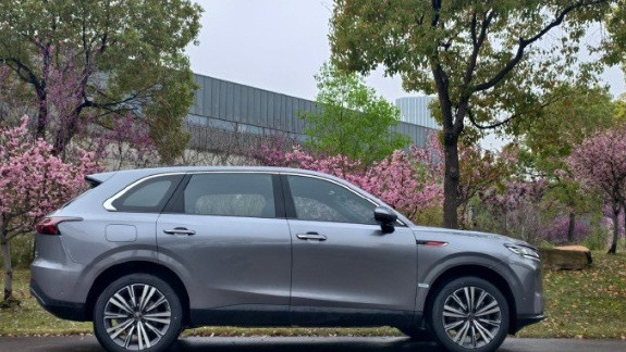 开了家里人的红旗HS6PHEV有大半年了，大概5000公里左右，这辆红旗HS6