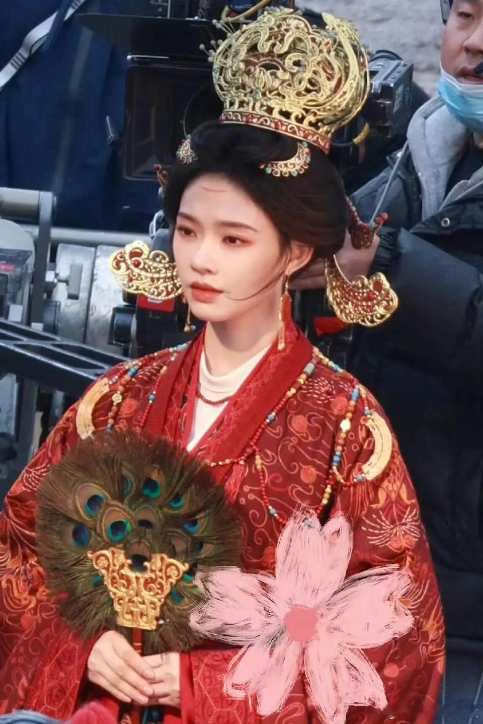 刺棠卢昱晓和归鸾林允的妆造风格和造型几乎没差别吧，唯一区别就是女主建模云泥之别