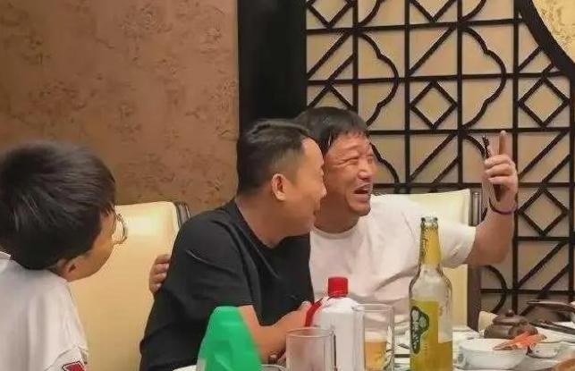贾冰估计现在最后悔为什么要去吃那顿饭，8月3日成都那家川菜馆，一个密闭包厢，几个