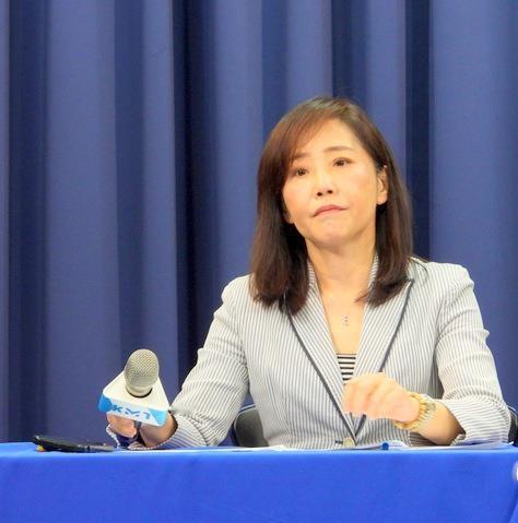 太巧了。针对外界质疑郑丽文访美是否与高额军购案挂钩，国民党文传会主委尹乃菁22日