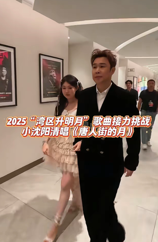 果然沈佳润的优势不仅有小沈阳这个明星爹，更胜在她还年轻才18岁，从小沈阳