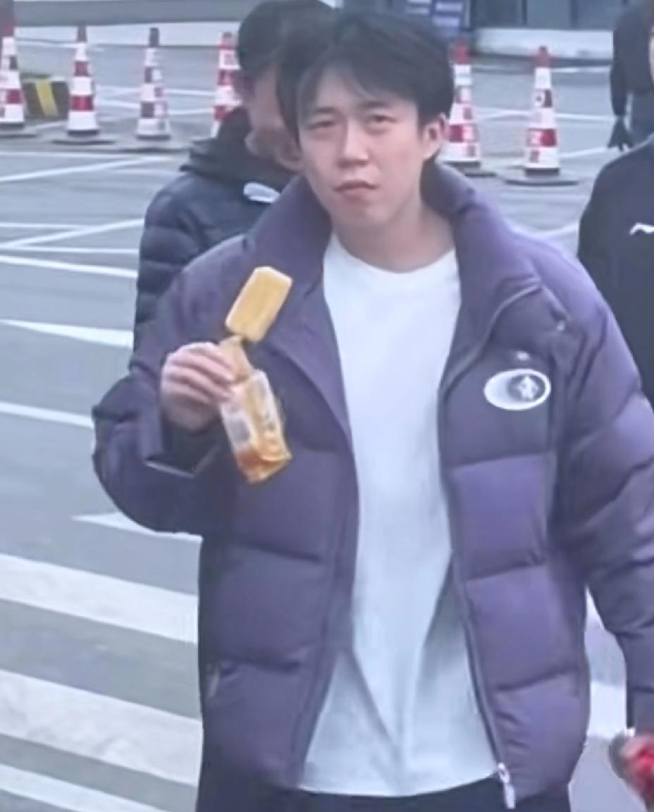 王楚钦真是不让人省心，穿着羽绒服吃着雪糕，你忘了你前几天还在干呕了吗？肠胃