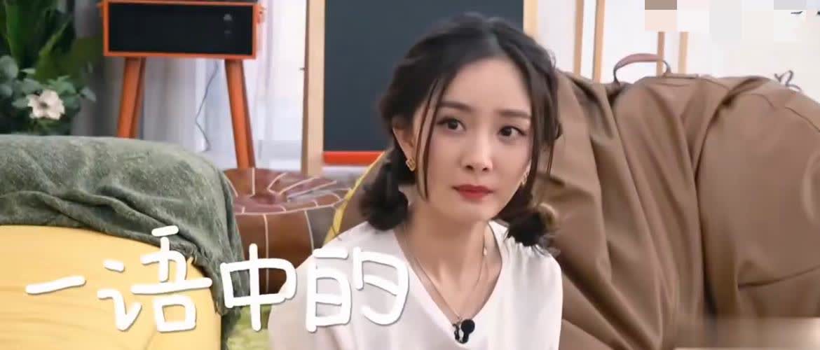李雪琴在节目里吐槽：“我这辈子干过最离谱的事，就是找杨幂学谈恋爱！”‌杨幂当时