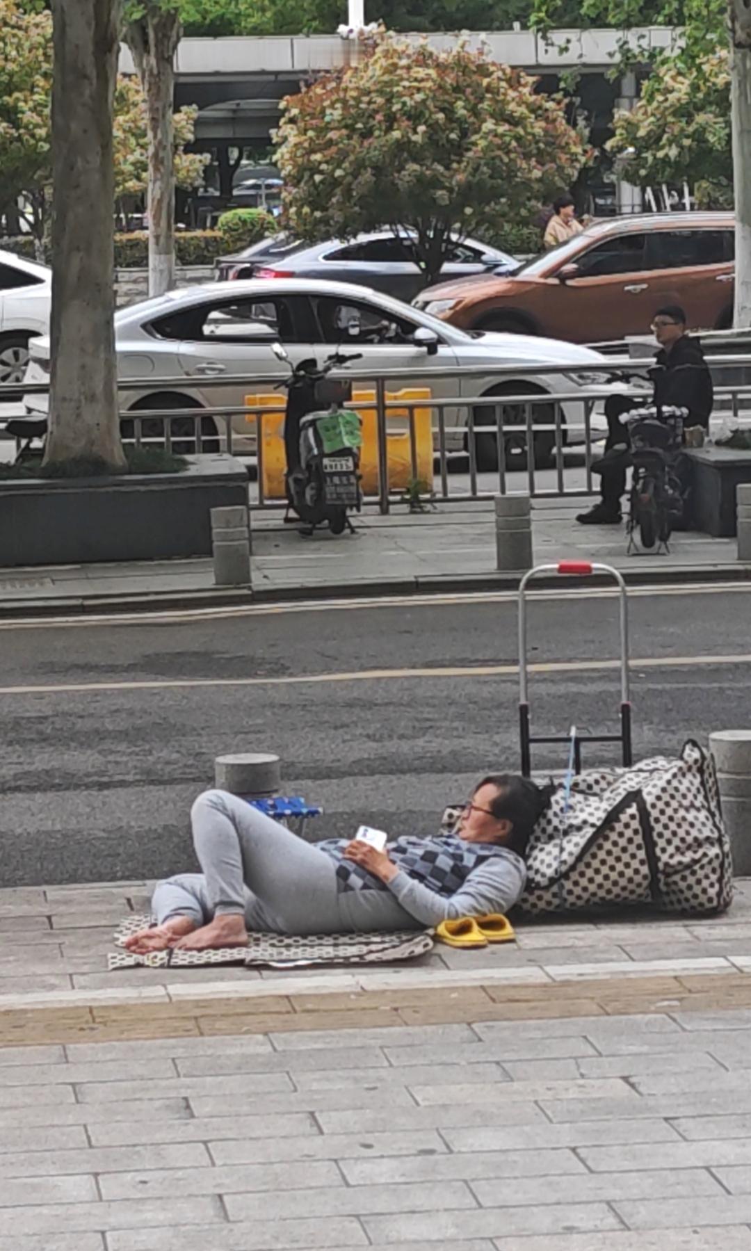 唉哟喂，这女人咋回事啊，街上就躺平了，不可思议！某地街头，见一眼镜中年女子，