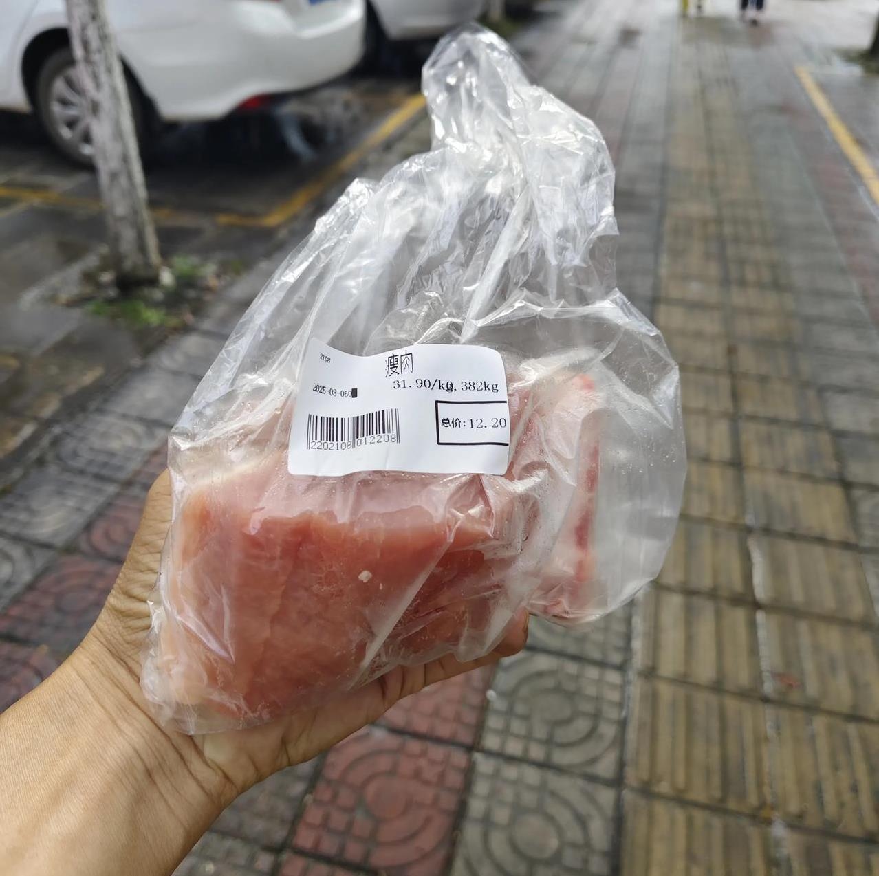 连续6.7天没有吃肉了，今天去大型超市了买了13块钱猪肉，3块钱小白菜。本来没有