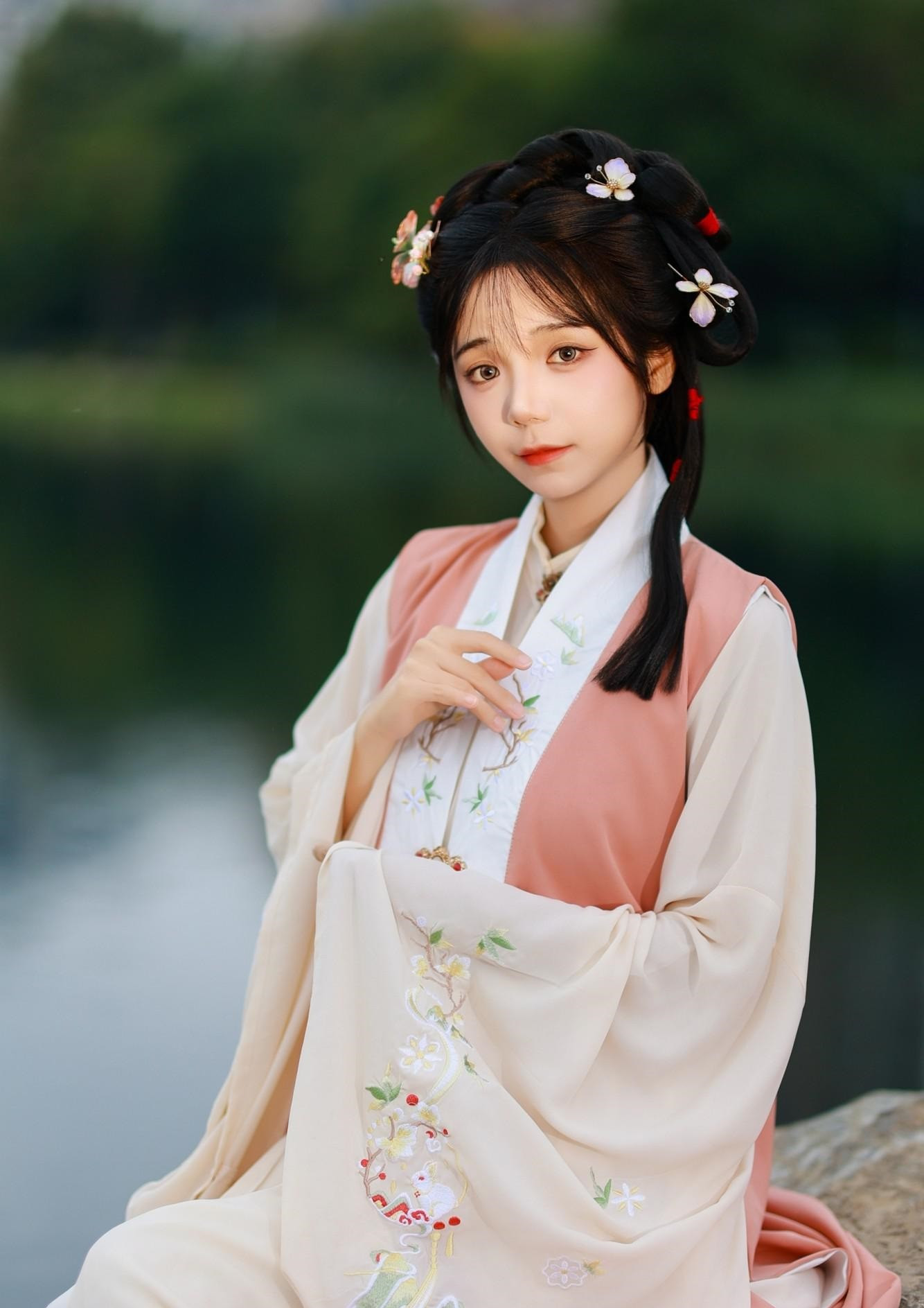 背书的古装美女小姐姐.