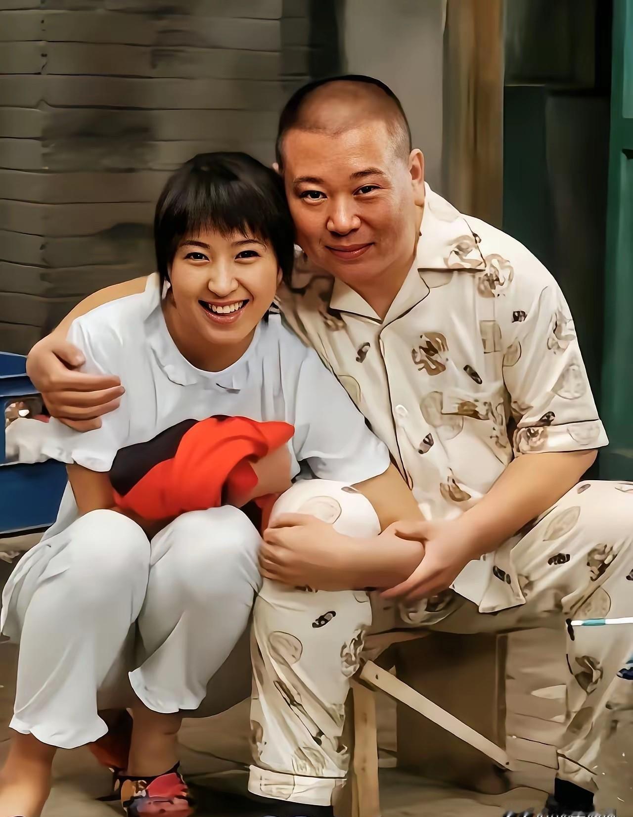 别再骂明星直播捞金了。骂了也没用。昨天，闫学晶又开播了。距离那罐“酸黄瓜”