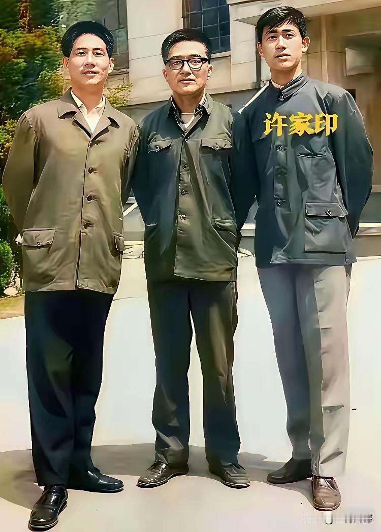 老许确实是个有故事的人。年轻时候穿中山装的他，那帅气模样就像从老照片里走出来的翩