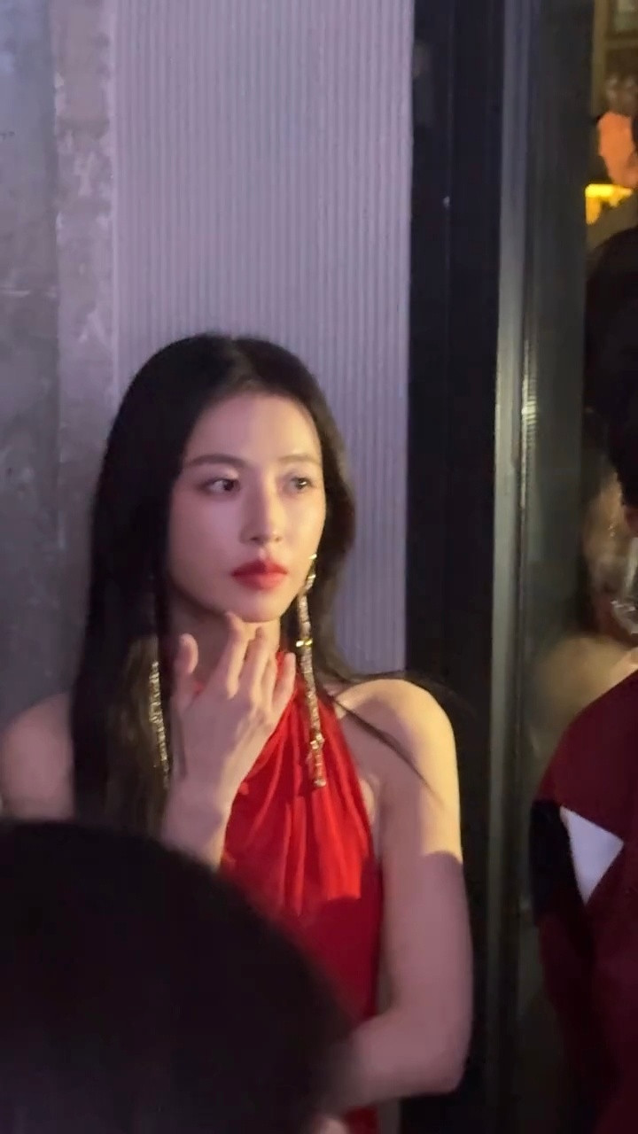 omg周姐女神降临…和红色适配度拉满了啊啊啊周雨彤红色挂脖露背裙周雨彤黑发红裙