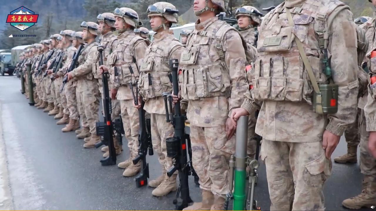 我大陆军步兵排标准配备，整个排依靠长轴距猛士装甲车进行机动，携带火力包括120火