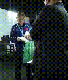 莎莎的小飒被小姐妹保护得很好，用大毛巾包着，小心翼翼地交给裁判检查，然后这个毛巾