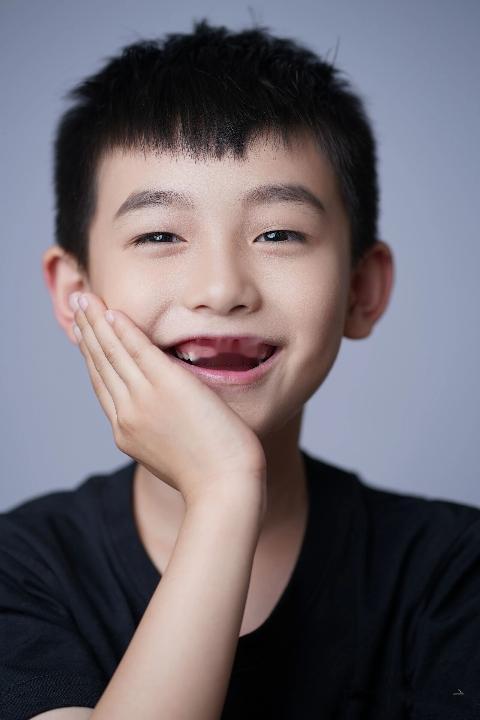 一位父亲因儿子泌尿系统出现问题，带孩子前往医院检查。医生检查许久，这位父亲等待得