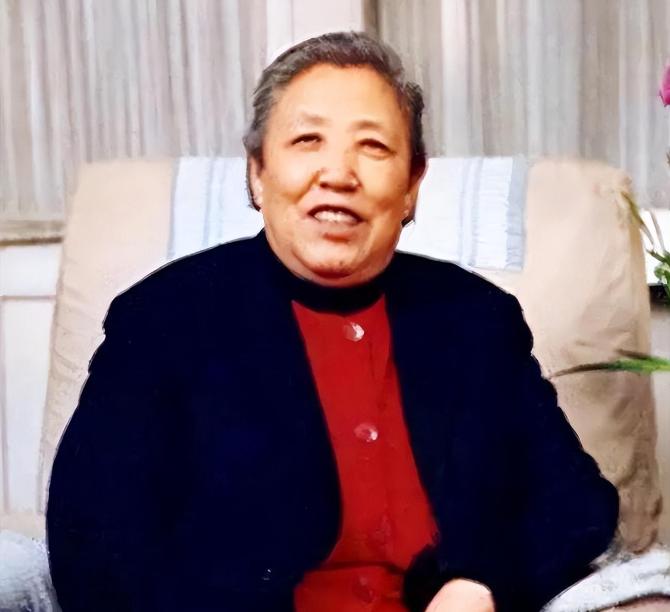 她是最低调的主席夫人，晚年骑自行车上下班，如今95岁高龄仍健在说起“主席夫人”