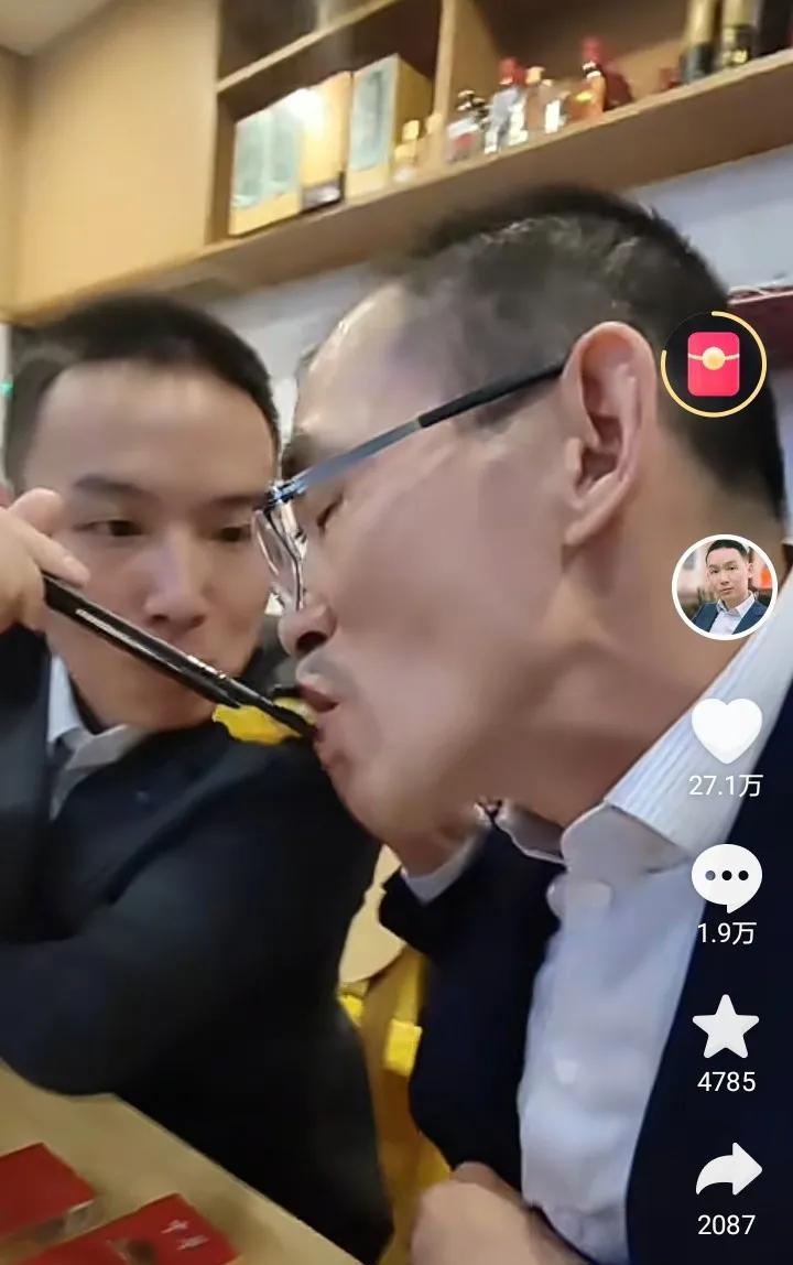 被这一条评论看哭了[哭哭]“儿子稳重的像个父亲，父亲开心的像个儿子。”看着