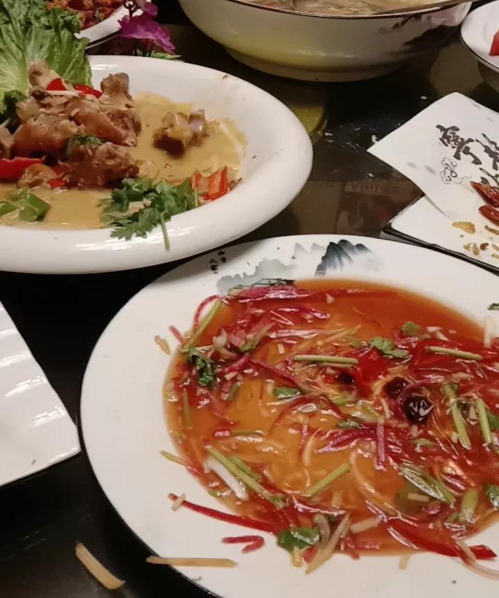 今天中午又蹭了一顿饭。主任跟我们说，中午一起去吃饭。[呲牙笑]一开
