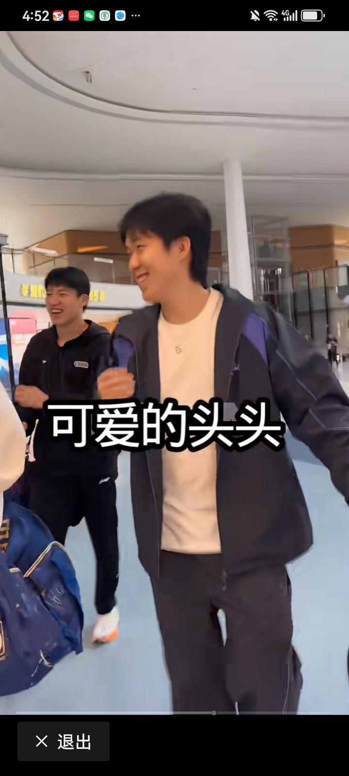 王楚钦和温瑞博两个人笑的多开心，两个人的外形还很像温瑞博从今年才开始打国际大赛