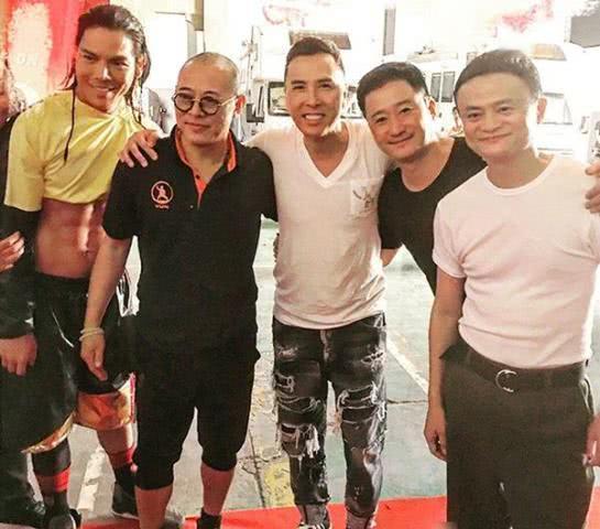 马云和武打星吴京李连杰等合影，马云不帅，但他笑得自信有魅力。