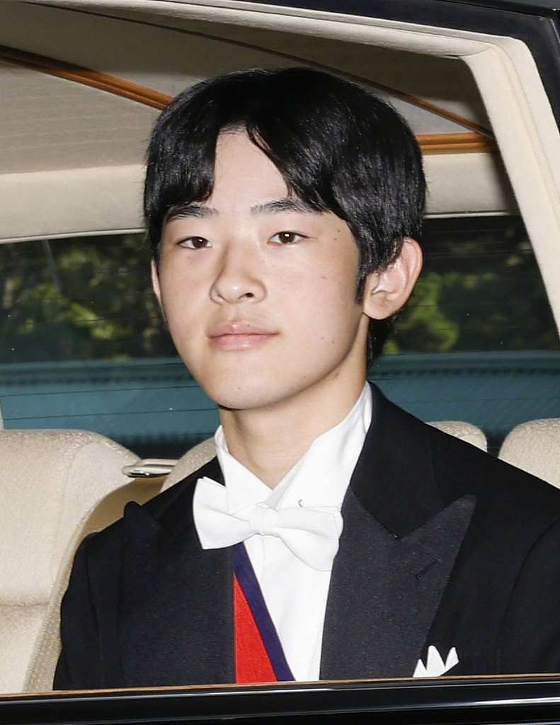 查了一下，安德鲁是英国王位第8顺位继承人，也就是说必须他大侄子一家四口没了，二侄