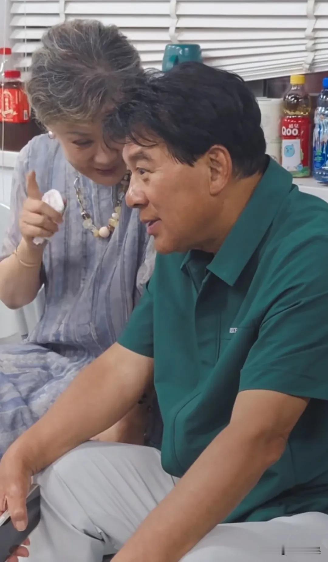 瞧这一对初代荧幕cp的表情这么生动有趣，说的是啥悄悄话啊！[呲牙笑]朱时茂和丛珊