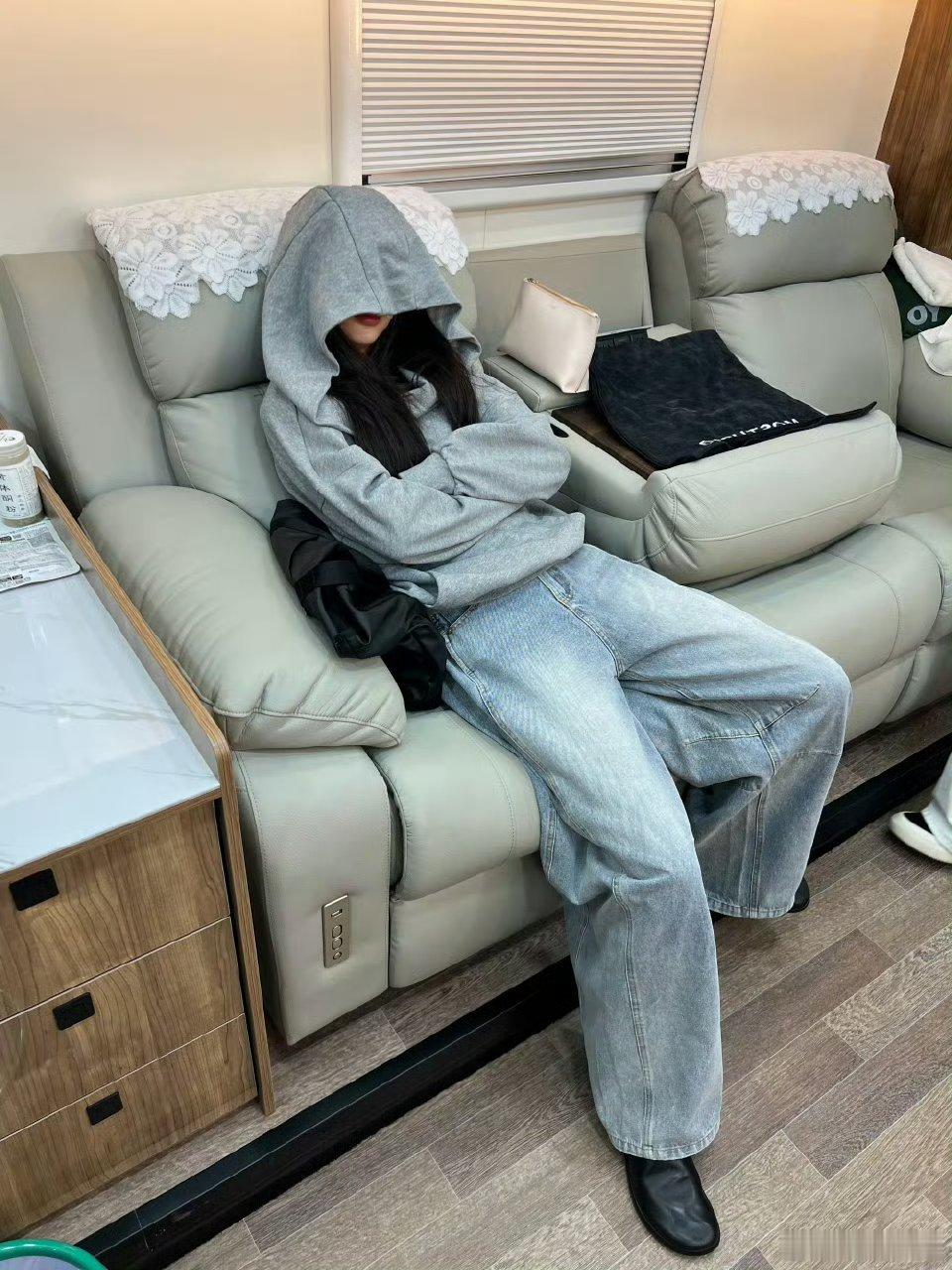 我上班时就吴宣仪这样谁看吴宣仪的惊喜档案没狠狠代入啊！连续4个月连轴转的打工人，