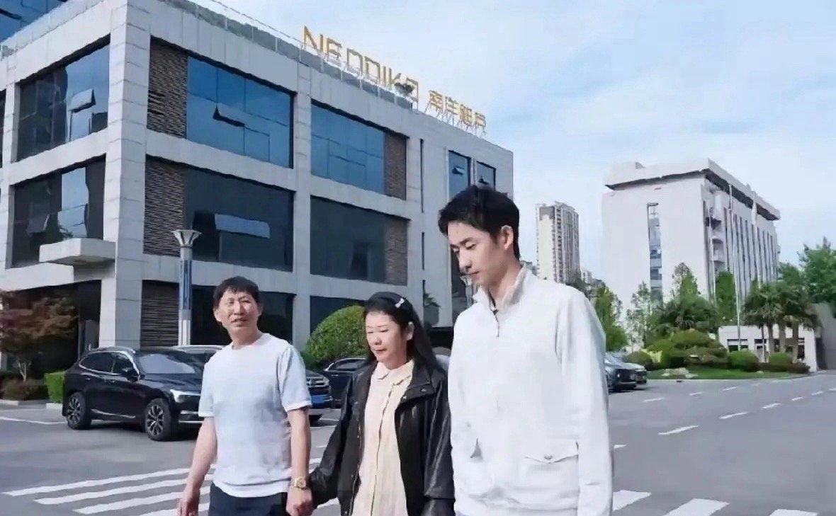 吴宜泽为报恩推掉了西安上百万的剪彩合同，第一站是跟着他爹，提着东西，规规矩矩站在