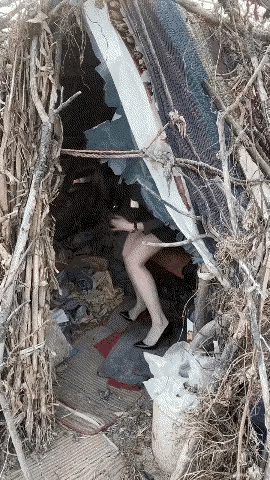 漂亮女人在这破屋子里干啥呢，有谁知道吗？[害羞][害羞][害羞][害羞][害羞