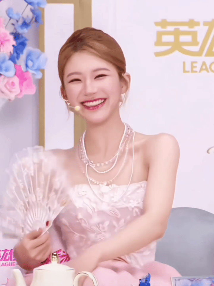 前段时间赵露思直播哭哭啼啼解约，传说要封杀，我朋友还挺同情，我说，别太真情实感，