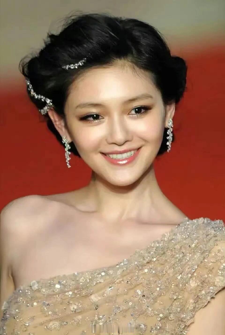 2012年身着ElieSaab高定亮相上影节红毯的大S～惊叹于这套造型的妆发完