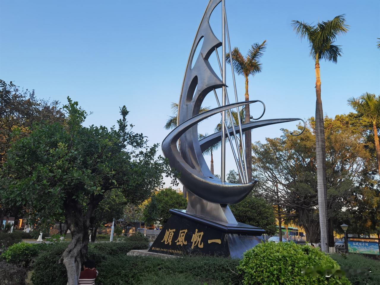 郭威回应不回九江生活，希望父母退休后，来河南过养老生活。当记者问起郭威是