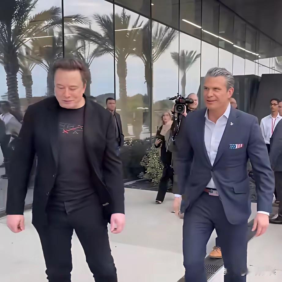 大漂亮的战争部长，来看马斯克的火箭发射项目，看来他是带着目的来的，释放信号很强烈