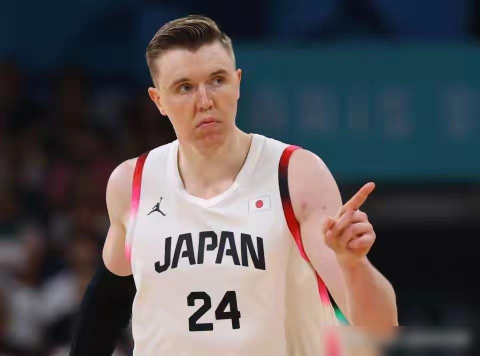 一个NBA落选秀，在日本联赛打球，最近放话要教训中国准NBA球员杨瀚森。他叫