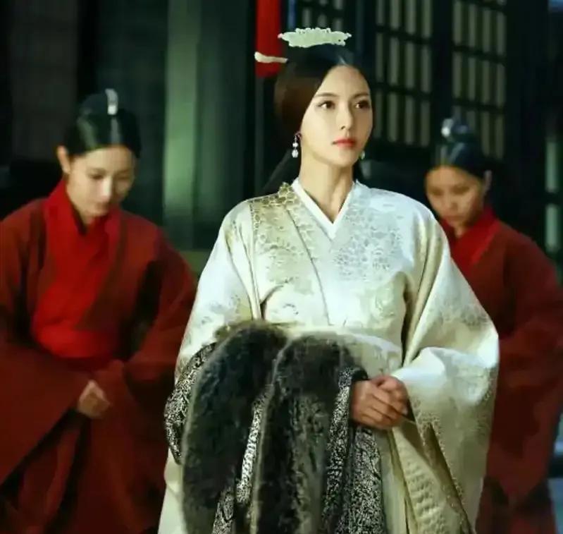 251年，孙权病重，年轻的皇后潘淑日夜照顾，疲惫不堪。一天夜里，几个宫女趁着潘皇