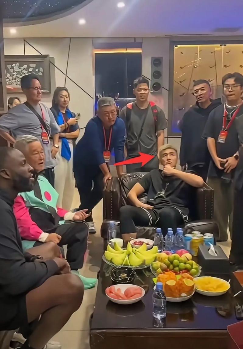 那个精神黄毛是谁啊，看着挺眼熟的.