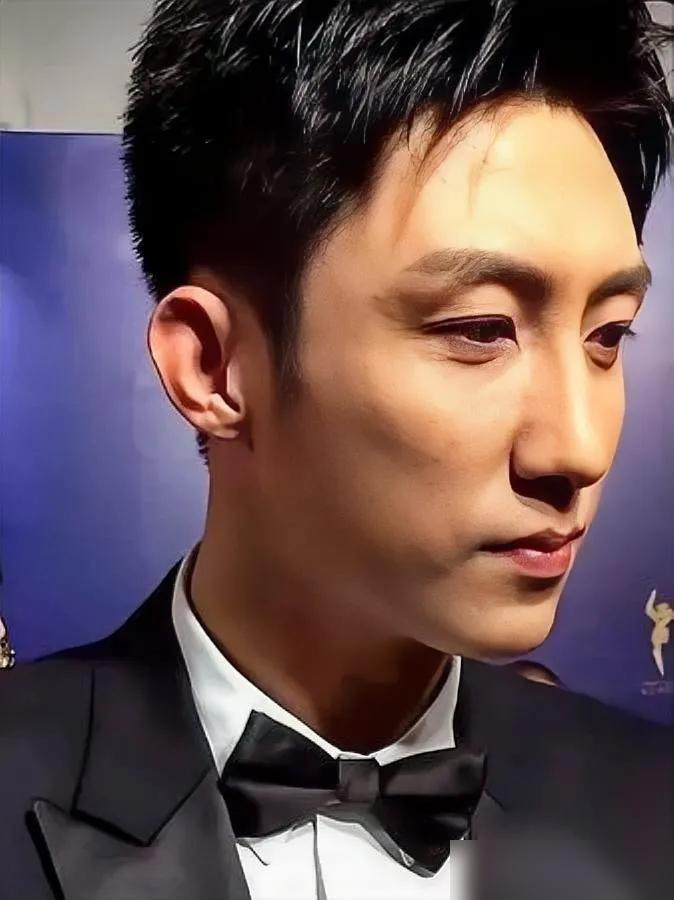 近日，一段群访现场的视频片段在网上传得很火，黄景瑜当场要求记者改用中文提问的回应