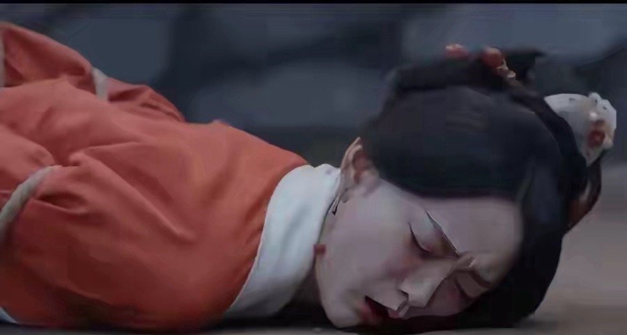 大乔最后跳楼了其实她这一选择早有预兆你从大乔拒绝出兵帮小乔就能看出，她是一个重视