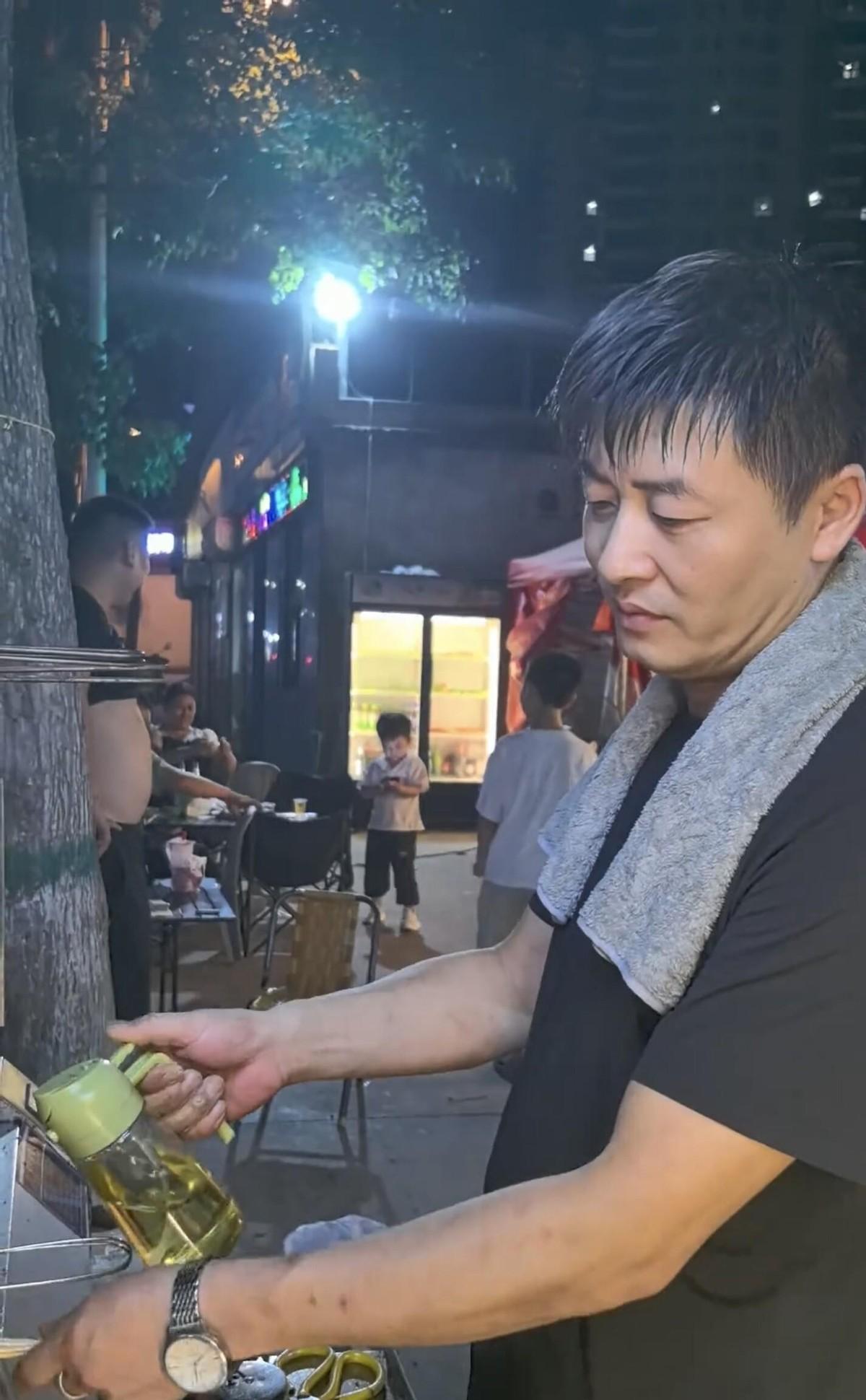 张雪峰老师走后，平顶山亚兴路那个野摊烧烤的烟火气里，突然多了一个让人恍惚的身影。
