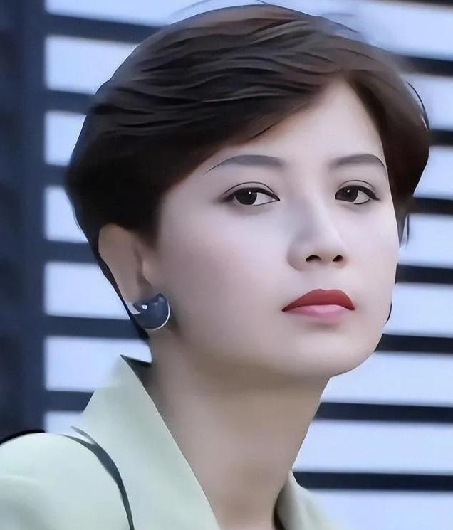2002年，37岁的曾华倩签字离婚，没要豪门房产存款，只带走3岁儿子的抚养权。旁
