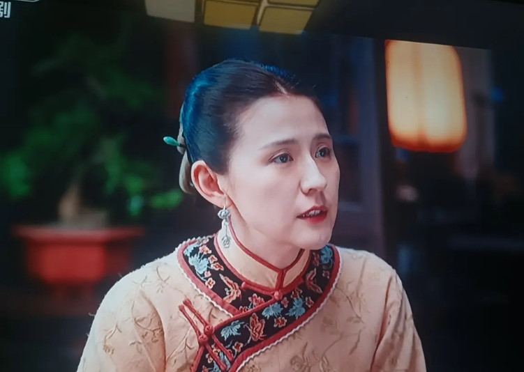 追着看央视8的《灼灼韶华》看了10集，决定明晚果断放弃了。这剧赶不上《归队》，更