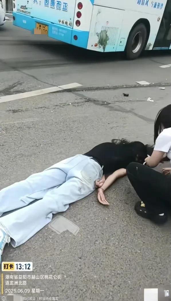 6月9日下午1点多，湖南益阳一女生过人行道，被一外卖小哥撞倒！外卖小哥估计开得